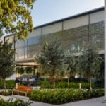 Dune 40100 in Stainless Steel installed as a wire mesh facade with the Round Thread tensioning system.