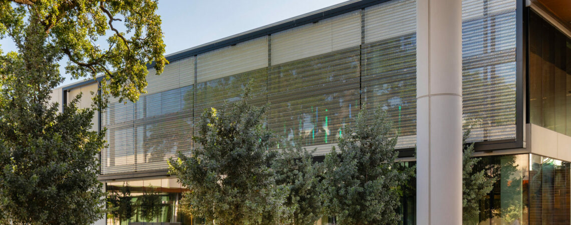 Dune 40100 in Stainless Steel installed as a wire mesh facade with the Round Thread tensioning system.