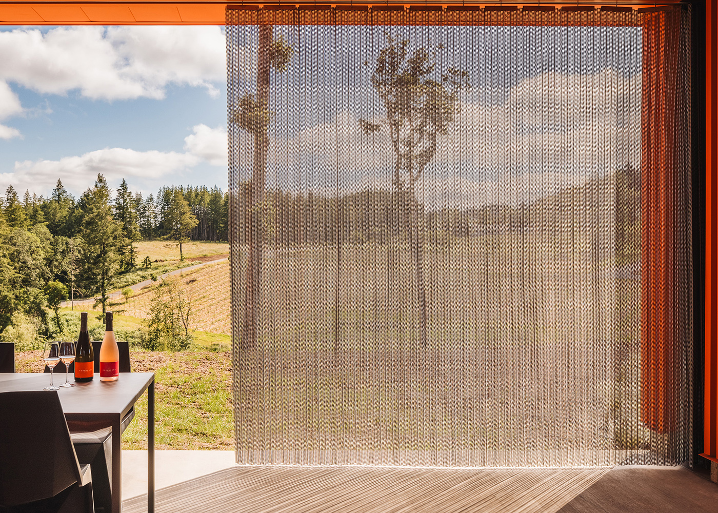 The Drift flexible wire mesh can be stored with the Fold mounting system when not in use. The Drift flexible wire mesh can be stored with the Fold mounting system when not in use.
