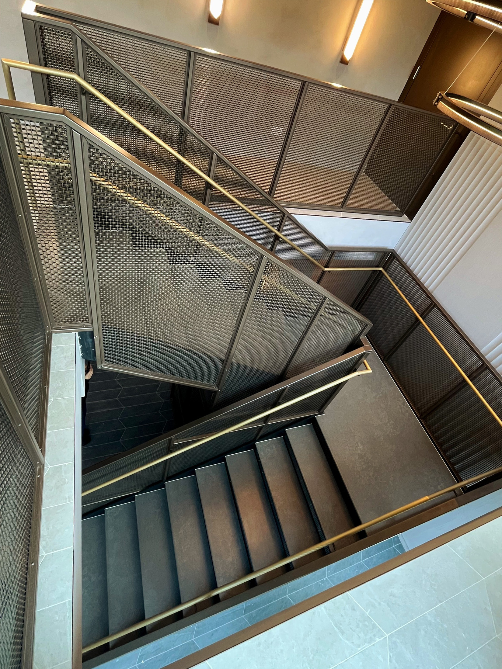 This New York project highlights the beauty and functionality of woven wire mesh in stairwell handrails. This design offers durability, light flow, and a clean aesthetic for upscale commercial spaces.
