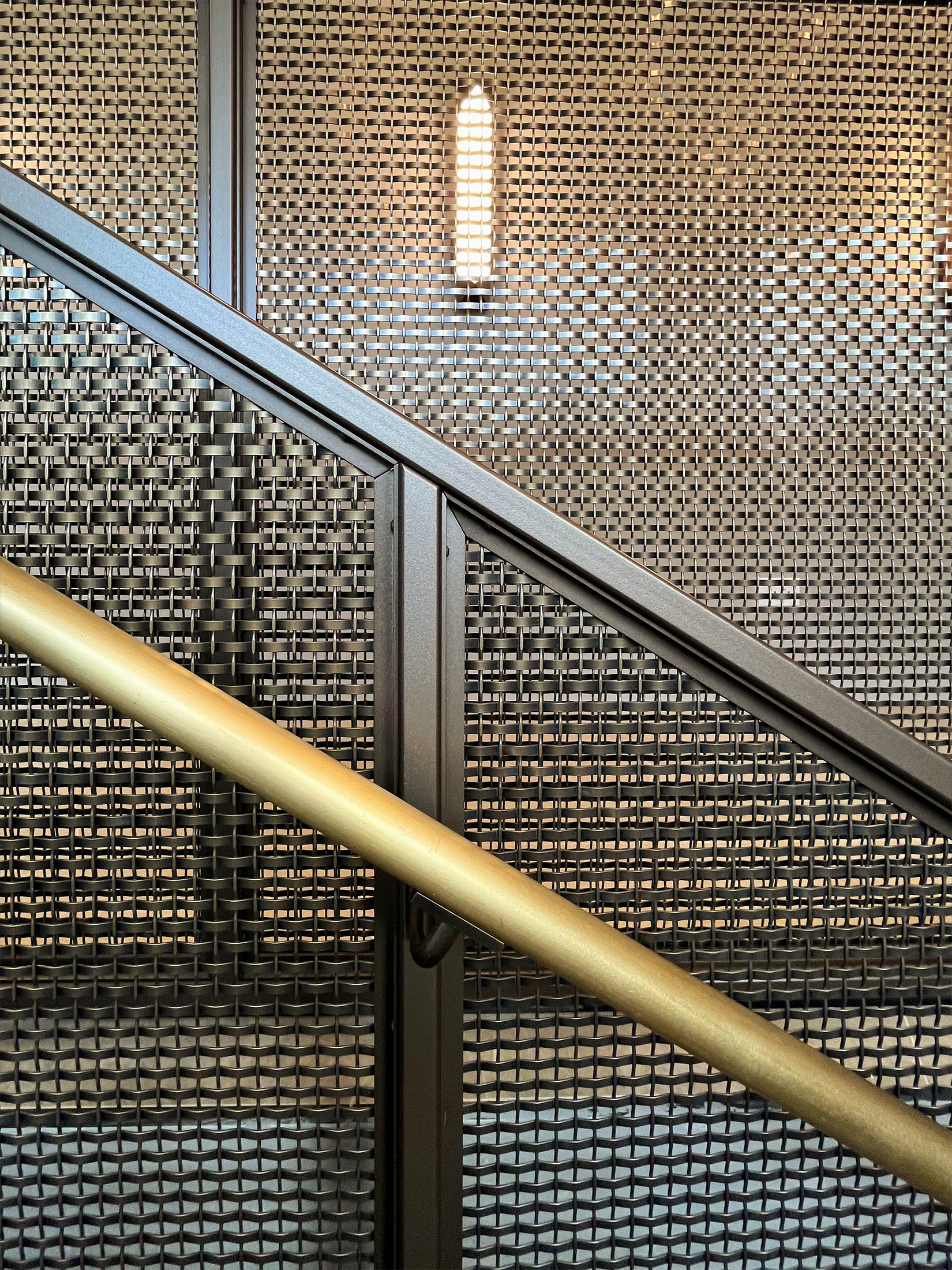 Discover how woven wire mesh transforms stairwells into architectural statements. This New York project combines strength, transparency, and luxury finishes for a modern, high-end interior design solution.